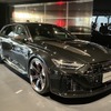 アウディ RS6アバントGT。車両左後方が透明有機ELパネル