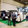 「エンディング産業展2017」の様子。TRGの「ノンストレッチ型」霊柩車には高い注目が集まった