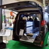 「ロータスII」は搬送と葬儀に兼用できるため、ストレッチャーが積み込めるようにスロープが取り付けられている