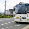 長野県塩尻市で行った実証実験のヒトコマ。塩尻駅と市役所を結ぶシャルトルバス。