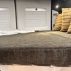 リアベッドはベルギー製の厚手のファブリックを使用。