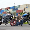 スズキ SV650（左）とホンダ CL500（右）を伊丹孝裕氏が比較