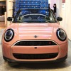 PANTONE（パントン）社が発表した2025年のテーマカラー「モカムース」で塗装された新型MINI『クーパーコンバーチブル』