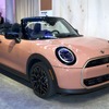 PANTONE（パントン）社が発表した2025年のテーマカラー「モカムース」で塗装された新型MINI『クーパーコンバーチブル』