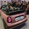 PANTONE（パントン）社が発表した2025年のテーマカラー「モカムース」で塗装された新型MINI『クーパーコンバーチブル』