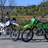 カワサキ KLX230シェルパ（左）とベース車のカワサキ KLX230（右）