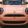 PANTONE（パントン）社が発表した2025年のテーマカラー「モカムース」で塗装された新型MINI『クーパーコンバーチブル』