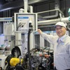 ラボやテストベンチでの利用デモ。奥の大きな筐体はラボスペックの計測器。これと同じ機能が小さい箱に集約されている