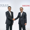 日産・ホンダの経営統合協議入りを各紙が一斉に報じている。写真は8月の共同会見
