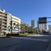 豊洲駅を出た延伸線は左手前から左奥へカーブする。本線は晴海通りの下を直進