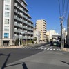 枝川橋東詰交差点から特別区道・江144号を見る。ここから写真奥の三ツ目通り（上に首都高速）までの間が枝川駅予定地