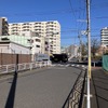 枝川1丁目、特別区道・江063号。手前が豊洲方面、奥が住吉方面