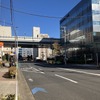 枝川2丁目バス停。手前が豊洲方面、奥が住吉方面。左右に走るのが三ツ目通り、その上は首都高速9号