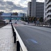 東陽橋から南、塩浜2丁目を見る。突き当たりは東京メトロの深川車両基地。延伸線は奥が豊洲方面、手前が住吉方面