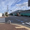 塩浜2丁目。右手は東京メトロの深川車両基地。延伸線は右が豊洲方面、左が住吉方面
