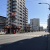千石駅北端付近から南をみる。奥が豊洲方面、手前が住吉方面
