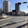 住吉2丁目交差点。右奥が豊洲・渋谷方面、左手前が押上方面、都営新宿線は左右に交わる