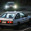 レッドブル・ジャパンが『頭文字D』とコラボ、ロバンペラの『GRカローラ』と藤原拓海の『AE86』が峠でバトル…東京オートサロン2025