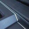 フロアのキックアップした部分の脇を見るとアルミを埋め込んだ処理が光る。サイド面のイルミ処理もあり手が込んでいる。