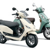 写真はスズキの二輪車バッテリーEV『e-ACCESS』（左）とエンジン車の『ACCESS』（右）