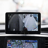 別売の車種別サイドカメラ映像（左）とリア映像（右）