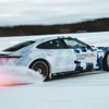 ポルシェ『タイカン』が氷上EV連続ドリフトでギネス世界新記録。17.503kmを走破