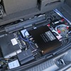 トランクルームのフロア下スペースにシステムの中枢を担っているDSPアンプがインストールされる。