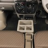 『エブリイ』系列車の車内に調和する、カーメイトのコンソールボックス