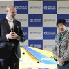 ドッズCEO（向かって左）と小池知事