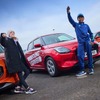 スズキが英国最大の17歳以下向け運転教習所のヤングドライバー社に『スイフトハイブリッド』170台を納車
