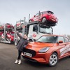 スズキが英国最大の17歳以下向け運転教習所のヤングドライバー社に『スイフトハイブリッド』170台を納車