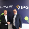 IPG AutomotiveののSteffen Schmidt社長兼CEO(右)とUTACのVP Strategy & ExpertであるLaurent Midrier氏(左)がパリで会談