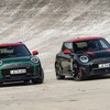 MINI ジョン・クーパー・ワークス・エースマンE（向かって左）とMINI ジョン・クーパー・ワークスE