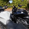 ホンダ CB650R E-Clutch（左）とヤマハ MT-09 Y-AMT（右）