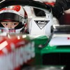 レーシングマシンに乗るJuju 選手
