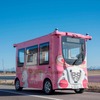 新潟県弥彦村の自動運転バス「ミコぴょん号」。ラッピングを施したことで、周囲のドライバーの反応が変わった