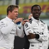 ブラッド・ピット（向かって左）とダムソン・イドリス（2024年12月、F1アブダビGP）