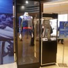 室屋選手が実際に着用したレーシングスーツ、優勝トロフィー(右)などを展示