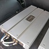 フロントスピーカーのミッドバスをドライブするのがブラックスのグラフィック・GX2000。高いドライブ力で中低域の深みを表現する。