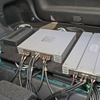 アンプラックを車室内側から見ると2段階の積層構造になっているのがわかる。下段はケーブルなどのスペースとして活用される。