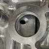 クローズドデッキ化による冷却水の流れの変化を水穴追加によって最適化