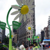 ニューヨークに巨大ソーラーフラワー出現…新型 プリウス をPR