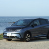 BYD ドルフィン ロングレンジのフロントビュー。標準型がモノカラー外装色であるのに対してこちらは2トーンカラー塗装。