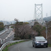 本州と九州を結ぶ関門橋をバックに記念撮影。