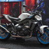 大阪モーターサイクルショー2025に先行展示された「マットライトグレー」のヤマハ MT-09（アクセサリー装着車）