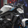 大阪モーターサイクルショー2025に先行展示された「マットライトグレー」のヤマハ MT-09（アクセサリー装着車）