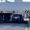 桁下高さ1.8m、京成線・お花茶屋～青砥。カタログ数値で全高1850mmの先代アルファードが通れるので、標識の数字には余裕がある