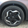 ドルフィン標準版のホイールはデザインがロングレンジと異なるがアルミ製。205/55R16サイズのブリヂストン・エコピアEP150がセットアップされるのはロングレンジと同じ。