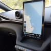 ダッシュボード中央の大型ディスプレイ。これくらい広いとカーナビの縮尺をいじらずとも詳細表示と針路の見晴らしが両立するのだなと思った。