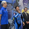 佐原伸一氏（左）と津田拓也選手（中央）
